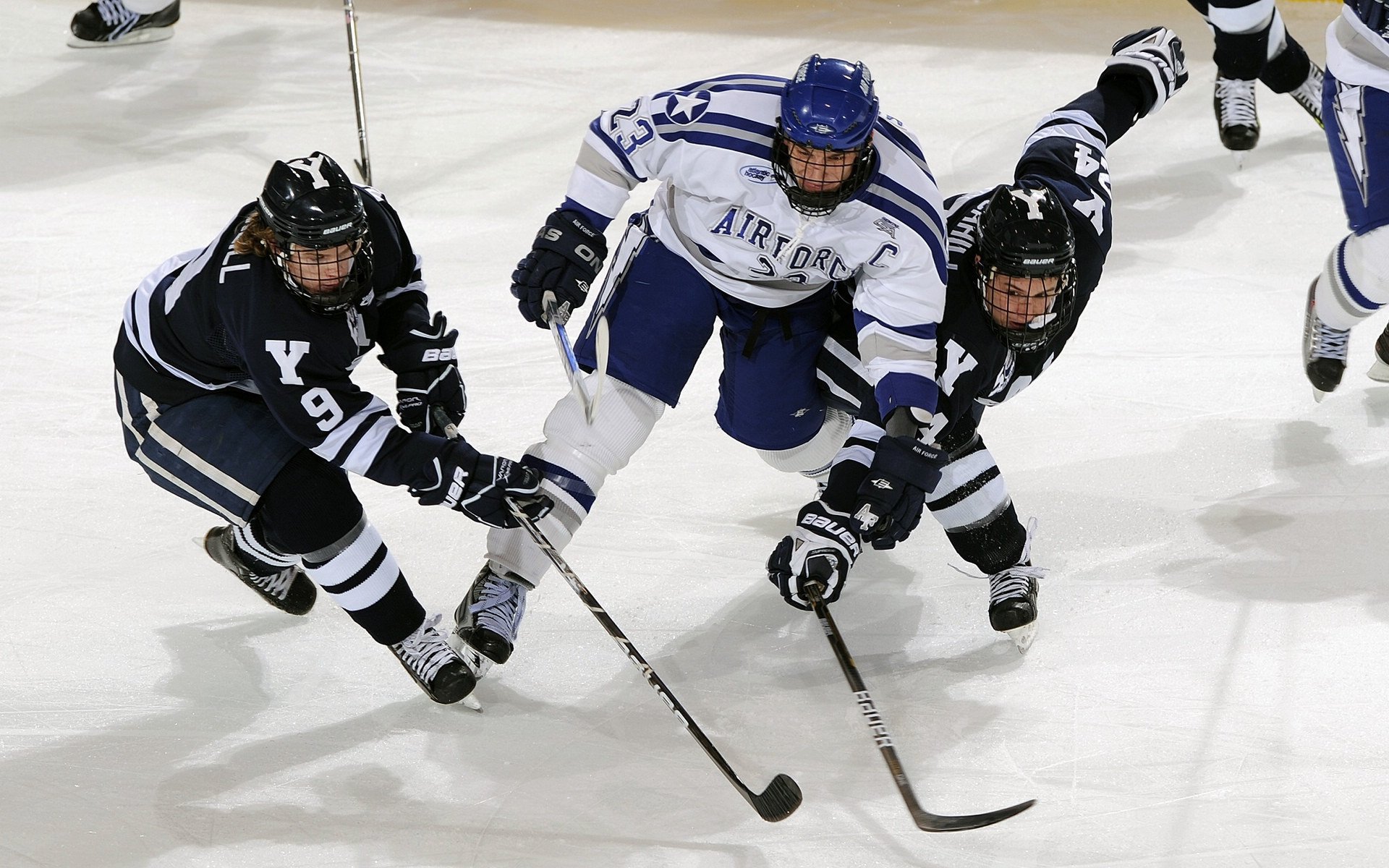 女足比赛意外事件频发，球员团结应对，女足比赛情况